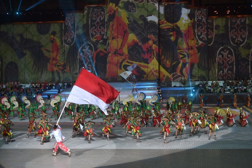 Penari menghibur penonton saat penutupan PON XIX di Stadion Gelora Bandung Lautan Api, Bandung, Jabar, Kamis (29/9). 