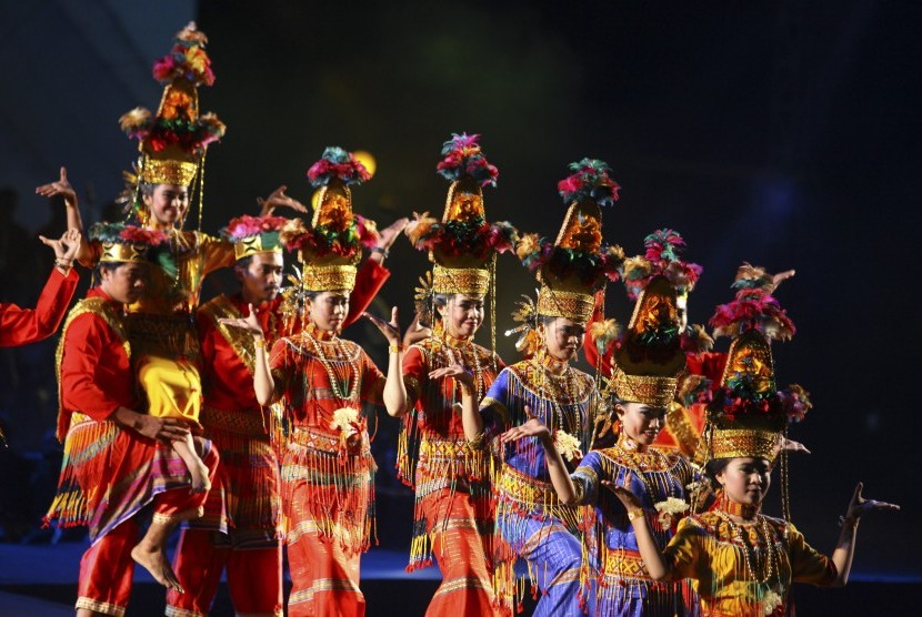 Penari menunjukkan kebolehan saat Konser Kolosal Gelar Seni Budaya dalam rangkaian peringatan Hari Sumpah Pemuda di Lapangan Pancasila Graha Sabha Pramana UGM, Jumat (30/10)