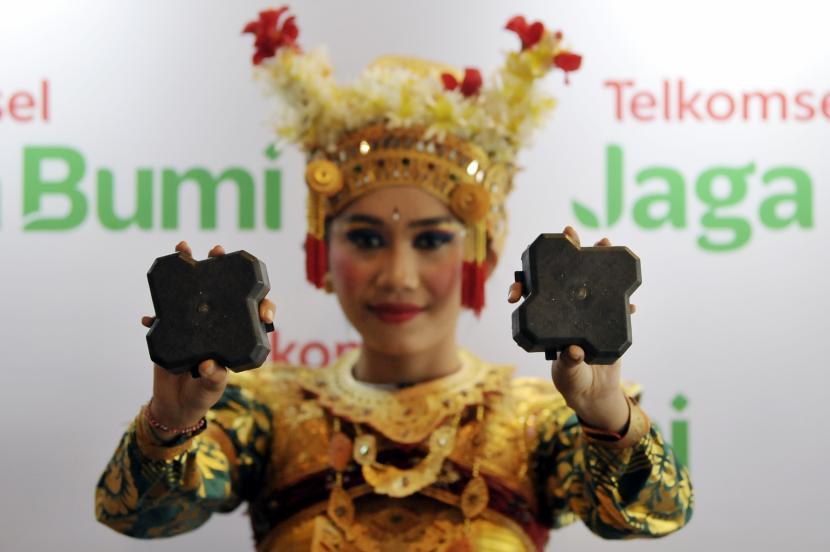 Penari menunjukkan pavement blocks atau blok trotoar berbahan limbah kartu perdana yang didaur ulang saat peluncuran Telkomsel Jaga Bumi di Kuta, Badung, Bali, Kamis (20/10/2022). Kegiatan tersebut merupakan program inisiatif Telkomsel berkolaborasi dengan platform PlusTik untuk mendaur ulang hasil limbah kartu perdana yang berbahan material plastik seperti kemasan kartu perdana dan cangkang kartu SIM menjadi produk baru non sekali pakai sekaligus mendukung program pembangunan berkelanjutan Pemerintah Indonesia yang menjadi salah satu pembahasan utama pada forum G20. 