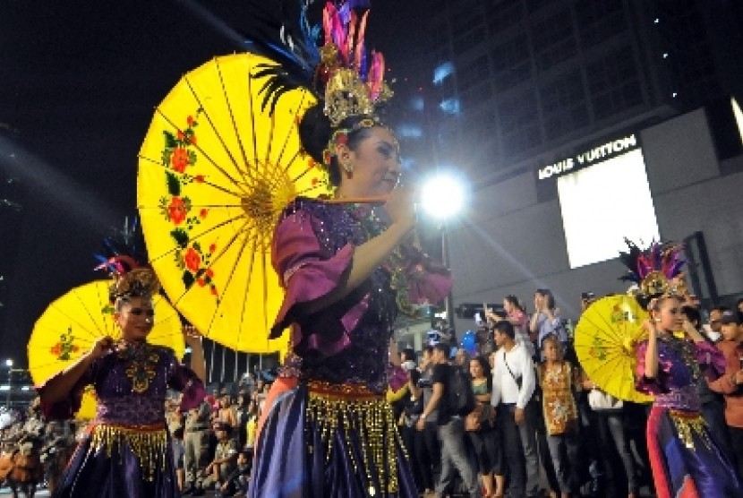 Penari tampil menghibur warga dalam Jakarta Night Festival (JNF) 2014 di Jalan MH Thamrin, Jakarta, Sabtu malam (21/6). 