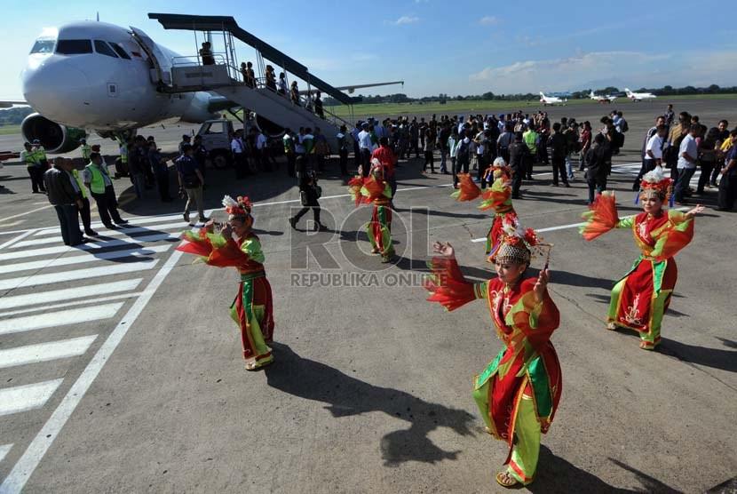  Penari tampil menyambut pendaratan perdana pesawat maskapai Citilink di landasan Bandara Halim Perdanakusuma, Jakarta, Jumat (10/1).    (Republika/Aditya Pradana Putra)