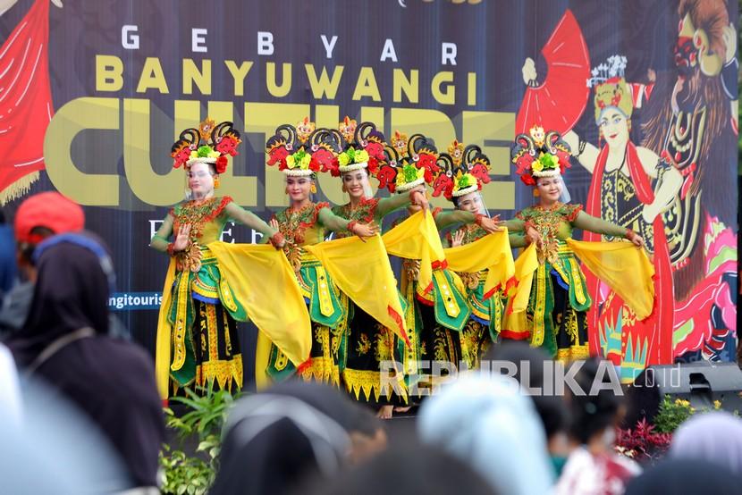 Penari tampil pada Gebryar Banyuwangi Culture Everyweek (BCE) di Terminal Pariwisata Terpadu, Banyuwangi, Jawa Timur, Sabtu (5/2/2022). Acara tersebut mengawali rangkaian 99 even Banyuwangi Festival 2022 yang bertujuan untuk membangkitkan kembali kunjungan wisatawan. 