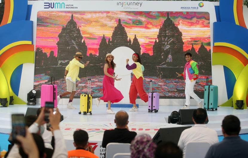 Penari tampil saat pembukaan Travel Fair yang bertema Travelin Fest di Terminal 3 Bandara Soekarno Hatta, Tangerang, Banten, Sabtu (13/8/2022). PT Angkasa Pura (AP) II (Persero) selesai menyelenggarakan Travelin Fest di Bandara Soekarno-Hatta pada 13-17 Agustus 2022 sebagai upaya mendorong geliat penerbangan dan sektor pariwisata nasional. Terdapat transaksi pada penyelenggaraan Travelin Fest yang terdiri dari Travel Hub Fair, Local Creative Festival, dan Airport Town Festival. 