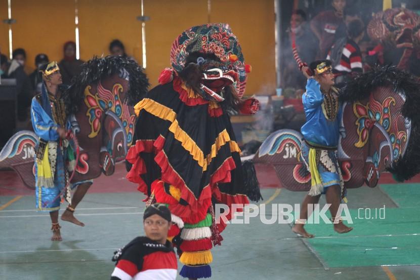 Penari tampil saat simulasi pertunjukan kesenian jaranan di GOR Jayabaya, Kota Kediri, Jawa Timur, Senin (18/10/2021). Simulasi pertunjukan dengan menerapkan protokol kesehatan tersebut dilakukan setelah dua tahun kesenian tradisional jaranan tidak dipentaskan karena pandemi COVID-19.