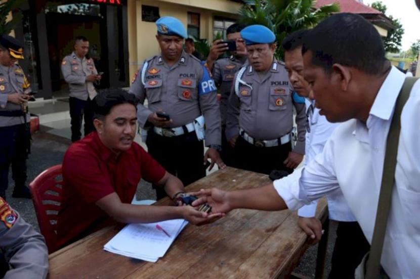 Penarikan senjata apil milik personel Polres Kupang, Selasa (21/5/2024).