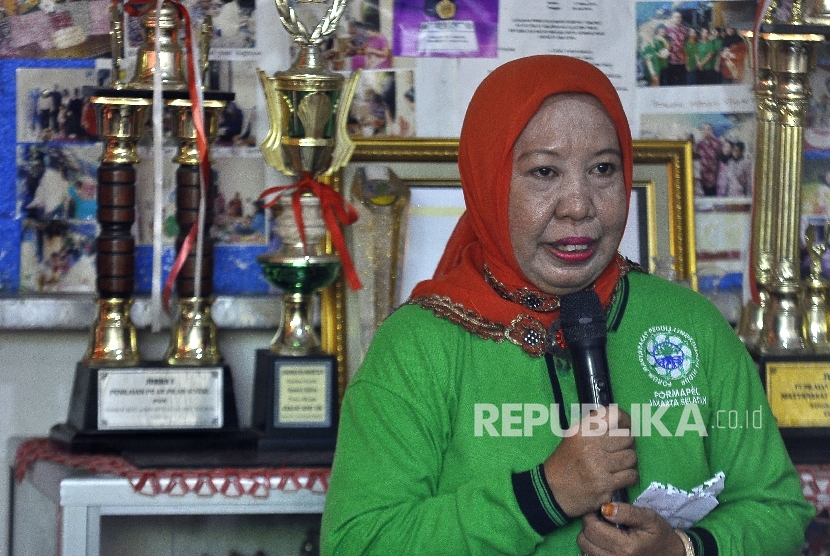 Penasehat Bank Sampah Delima Rusmiati memberi sambutan saat Anggota DPR Dapil Jakarta II M Hidayat Nur Wahid berkunjungan ke Bank Sampah Delima, Jalan Masjid Al Makmur, Kelurahan Pejaten Timur, Jakarta, Kamis (3/8). 