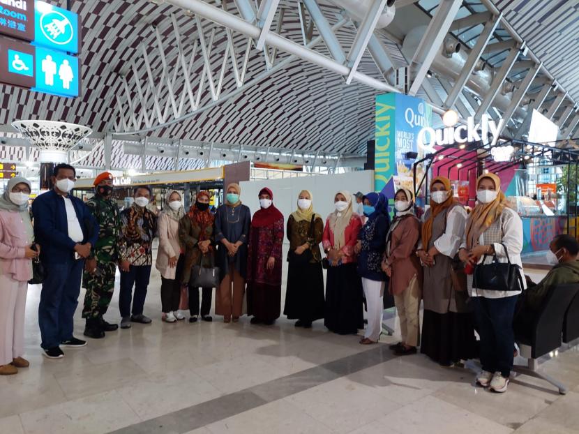 Penasehat Dharma Wanita Kemenpora Ibu Hj. Nadia Zainudin Amali tiba di bandara Sultan Hasanuddin Makassar untuk menghadiri program 