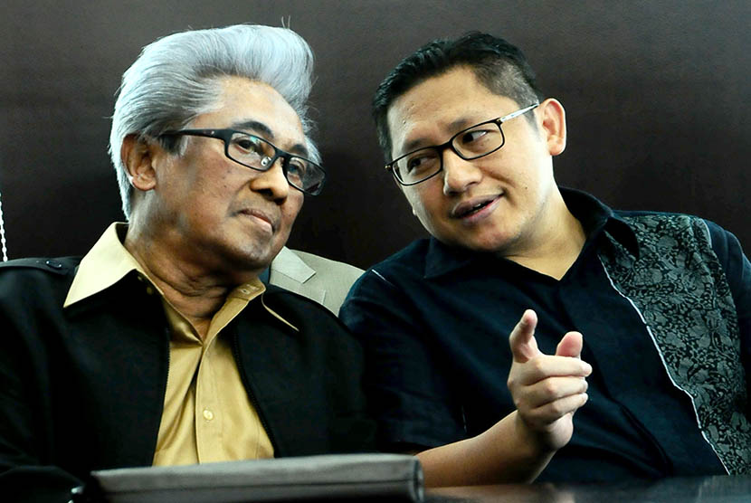 Penasehat hukum, Adnan buyung Nasution (kiri) berbincang dengan Mantan ketua umum Partai demokrat, Anas Urbaningrum (kanan)