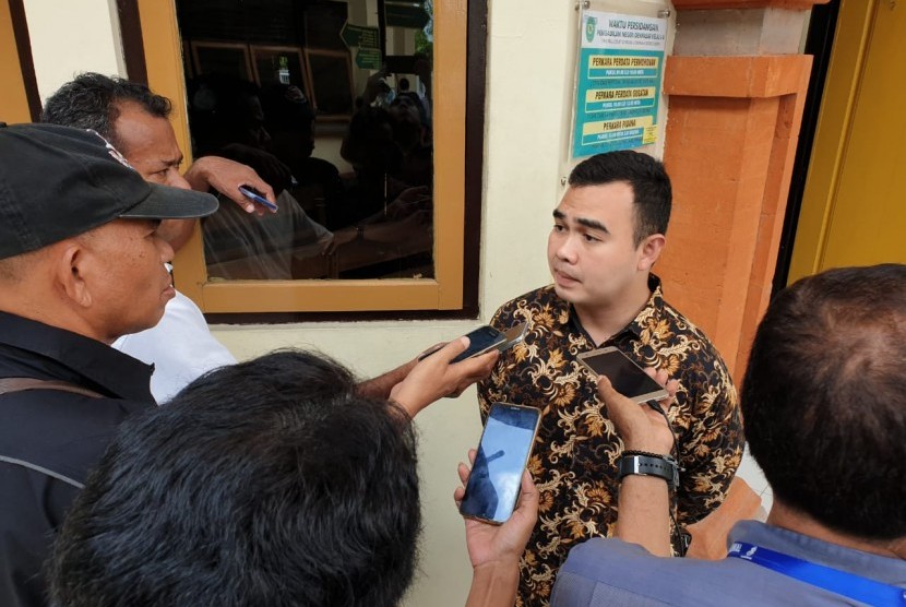 Penasehat Hukum Alfort Capital Sendi Sanjaya memberikan keterangan kepada media setelah persidangan kasus penggelapan saham Kuta Paradiso, Denpasar, Selasa (17/12).