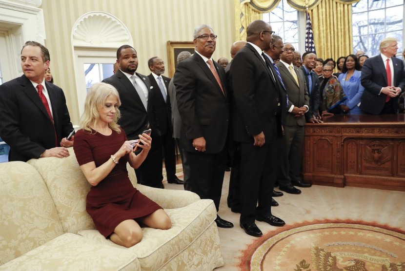 Penasehat senior Donald Trump duduk di sofa, tanpa alas kaki, saat rombongan pemimpin perguruan tinggi bersejarah dan berkulit hitam tiba di Oval Office.