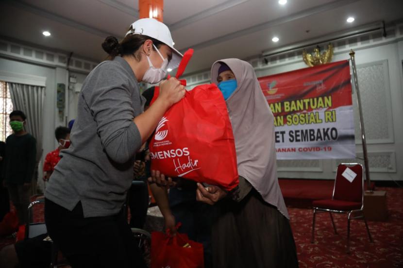 Penasihat Dharma Wanita Persatuan (DWP) Kementerian Sosial, Grace Batubara, menyalurkan bantuan paket sembako Kemensos Hadir di Kota Cirebon, Jumat (10/7). 