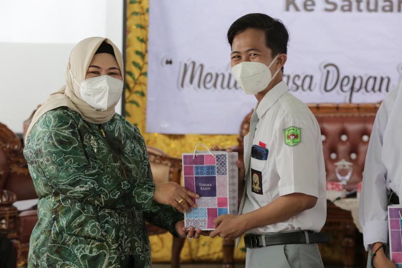 Penasihat Dharma Wanita Persatuan (DWP) Provinsi Kalimantan Selatan Hj Raudatul Jannah mengimbau kepada para peserta didik yang duduk di bangku Sekolah Menengah Atas untuk tidak terburu-buru menikah.