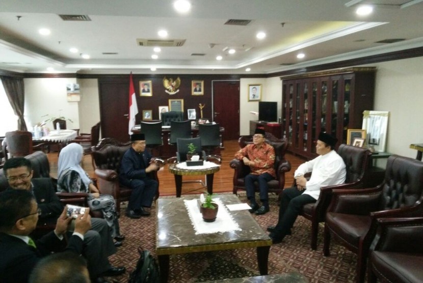 Penasihat Kerajaan Malaysia (Setingkat Menteri), Tan Sri Dato Seri Utama Dr Rais Yatim  dan rombongan, bertemu Ketua MPR, Zulkifli Hasan, dan Wakil Ketua MPR, Hidayat Nur Wahid di ruang kerja Ketua MPR, Kamis (27/7).
