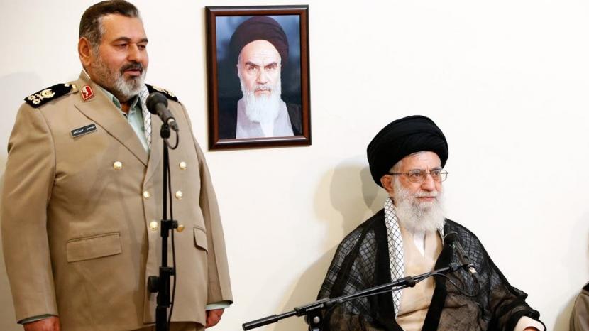 Penasihat Militer Senior Khamenei Meninggal karena Sakit . Penasihat Militer Senior untuk Pemimpin Tertinggi Iran Ali Khamenei, Hassan Firouzabadi (kiri). Ia meninggal karena sakit.