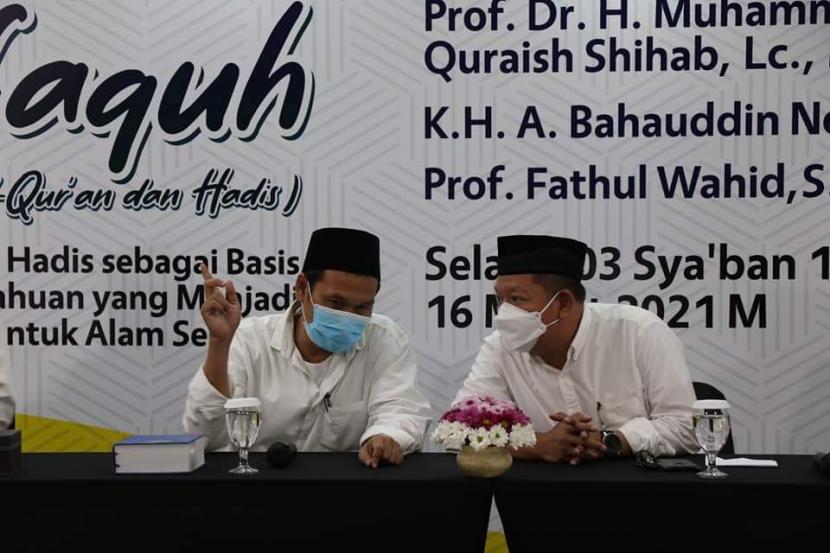 Penasihat Utama Pusat Studi Tafaquh UII, KH Bahauddin Noersalim (kiri) bercengkerama dengan Rektor UII Fathul Wahid dalam peluncuran Pusat Studi Tafaquh UII, di Yogyakarta, Selasa (16/3).
