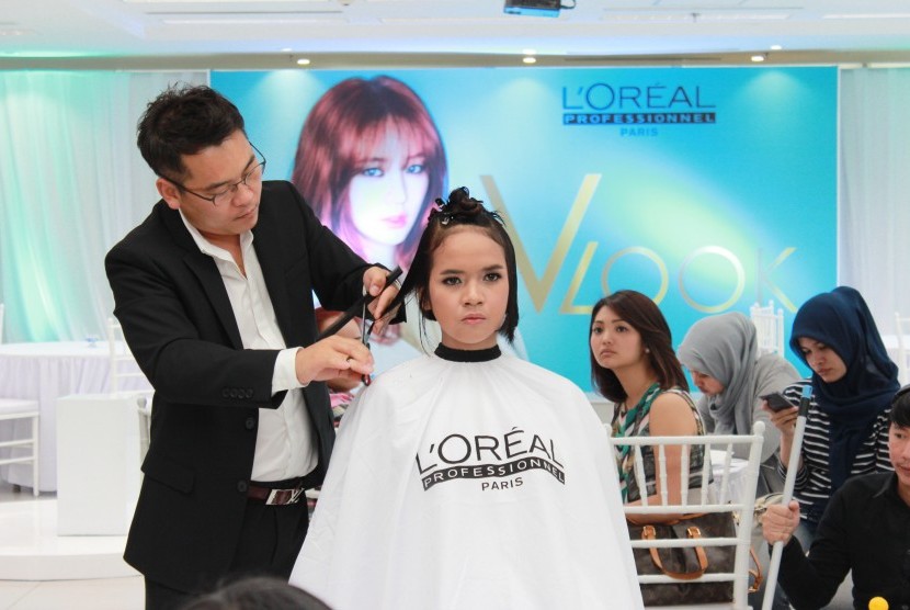 Penata rambut kenamaan Korea, Kim Dae Doo, memperlihatkan cara menghasilkan tampilan V-Look. 