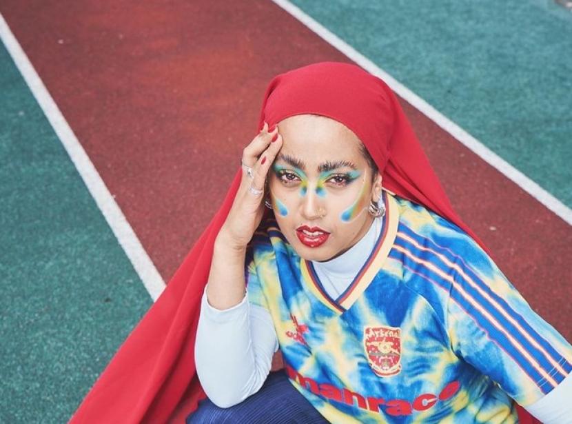 Adidas Gaet Selebgram Berhijab Sebagai Model Iklan. Penata rias yang juga selebgram keturunan Inggris-Bangladesh Salma Rahman membintangi iklan terbaru untuk pakaian olahraga Adidas.