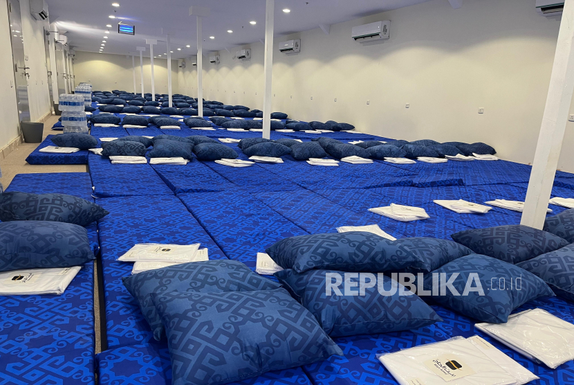 Penataan kasur untuk jamaah haji 2025 di Tenda Arafah dan Mina.