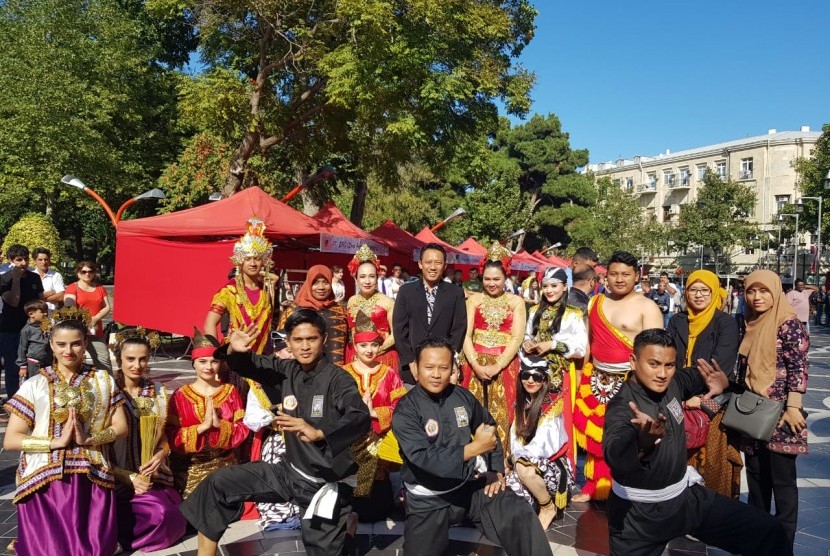  Pencak Silat Reyog Ponorogo membuat lebih dari 2.000 orang di Fountain Square Baku, Azerbaijan takjub dan terkesima.