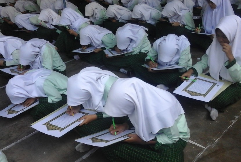 Pencanangan Budaya Nasional Menulis Alquran 30 Juz di Pondok Pesantren Sunan Pandanaran, Rabu (12/10).