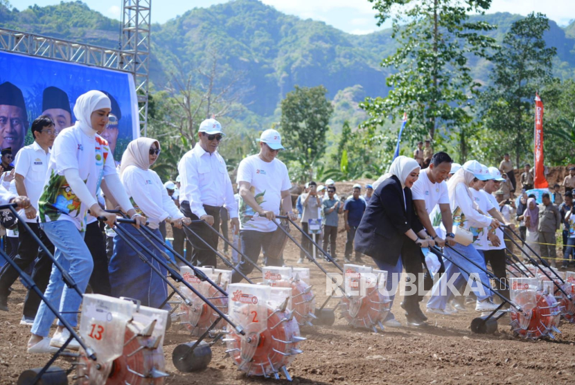 Pencanangan Program Senator Peduli Ketahanan Pangan bersama Menteri Pertanian di Kabupaten Pangkajene dan Kepulauan (Pangkep), Sulawesi Selatan, Sabtu (27/9/2025). 