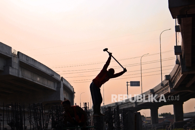 Pencapanan Target. Pekerja meneyelesaikan pembangunan proyek Infrastruktur di Jakarta. Jumat (29/9)