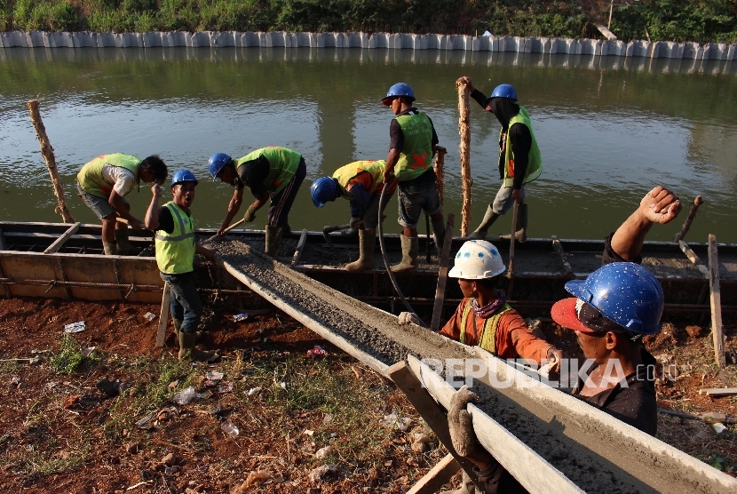 Pencapanan Target. Pekerja meneyelesaikan pembangunan proyek Infrastruktur di Jakarta. Jumat (29/9).