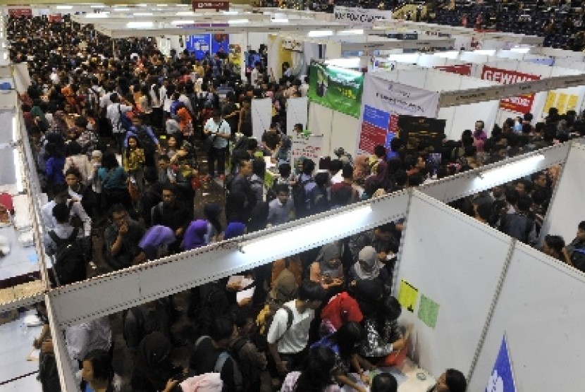 Pencari kerja berdesakan di Istora Senayan, Jakarta, Rabu (7/1).