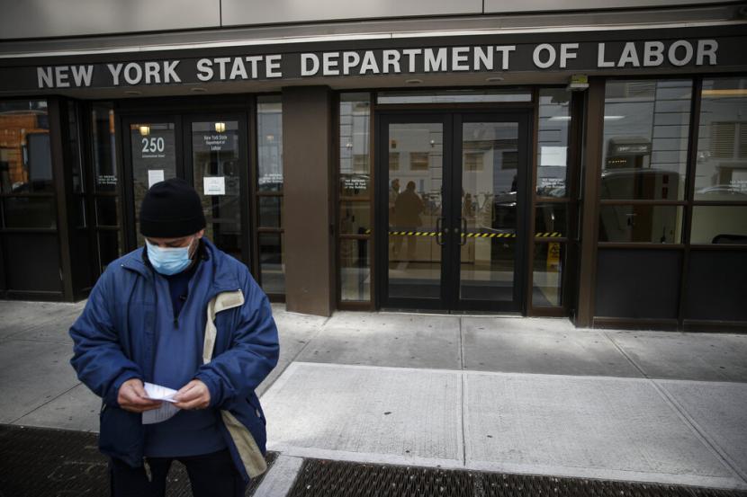 Pencari kerja keluar dari Departemen Ketenagakerjaan di New York, Amerika Serikat. Departemen Tenaga Kerja Amerika Serikat (AS) mencatat wabah virus corona membuat banyak orang terpakasa menganggur. Sebanyak 701 ribu orang pada Maret 2020 kehilangan pekerjaannya.