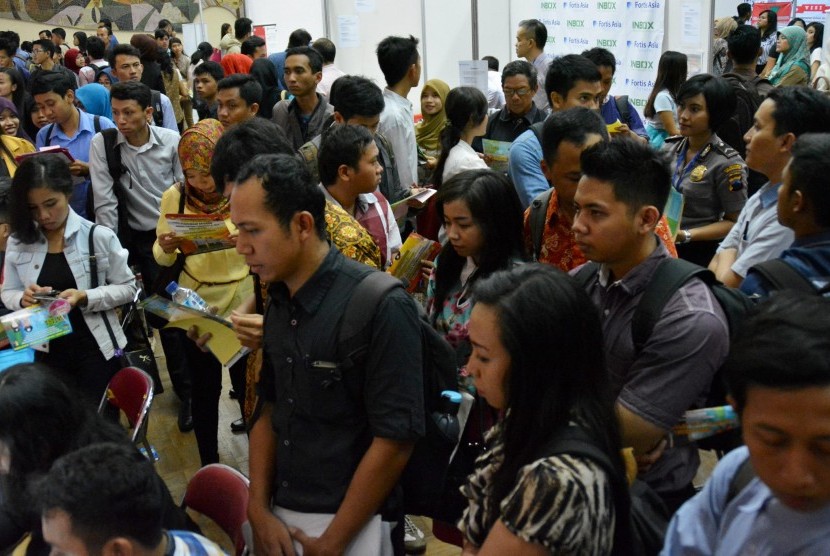 Pencari kerja memadati Bursa Kerja di Gedung Rimba Graha Semarang, Jateng, Rabu (2/9).