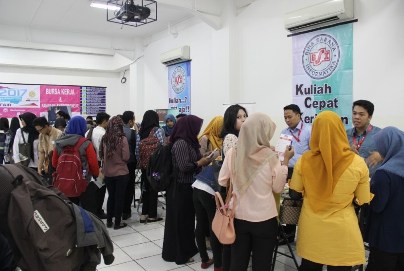 Pencari kerja memadati stand lowongan kerja di bursa kerja AMIK BSI Tangerang.   