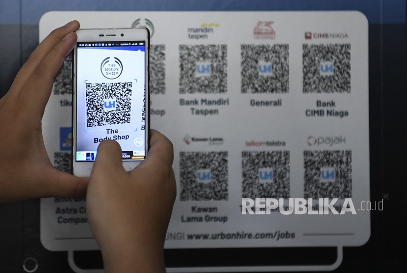 Pencari kerja memindai barcode saat melamar pekerjaan dalam Pameran Bursa Kerja di Stadion Gelora Bung Karno, Selasa (3/12/2019). Kartu prakerja dapat dimanfaatkan oleh mereka yang terkena gelombang PHK untuk meningkatkan kompetensi. 