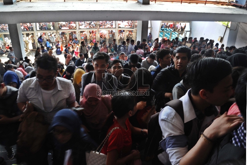 Pencari kerja mengantre untuk dapat masuk kedalam lokasi bursa kerja di Komplek Gelora Bung Karno, Jakarta, Selasa (11/8).  (Republika/Tahta Aidilla)