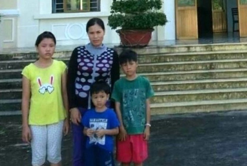 Pencari suaka asal Vietnam Tran Thi Lua dan ketiga anaknya.