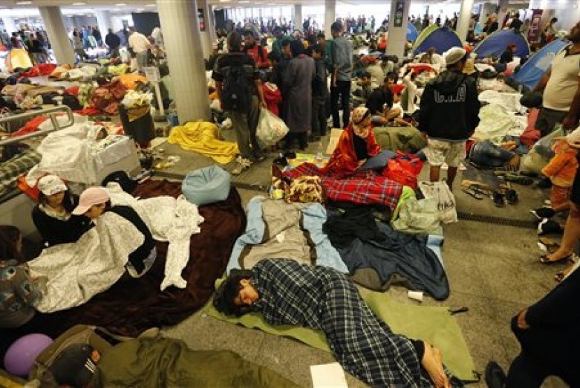 Pencari suaka tidur di stasiun kereta api bawah tanah Keleti di Budapest, Hungaria, Jumat (4/9). Lebih dari 150 ribu orang yang ingin memasuki Eropa memasuki Hungaria tahun ini. Sebagian besar melalui perbatasan selatan dengan Serbia.