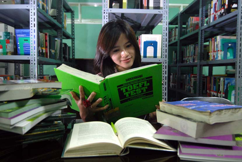 Pencarian beasiswa dan belajar TOEFL (ilustrasi).