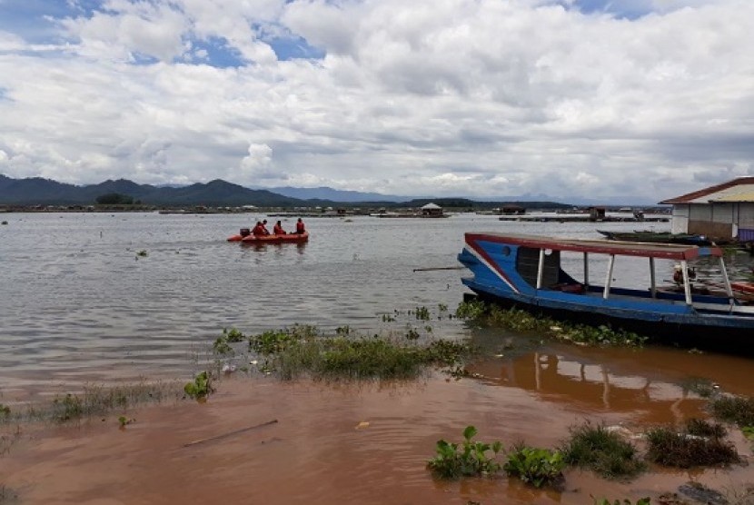 Pencarian korban tenggelam di Waduk Cirata, Kampung Rawa Taal, Desa Tegaldatar, Kecamatan Maniis, Kabupaten Purwakarta, Jumat (22/12) 