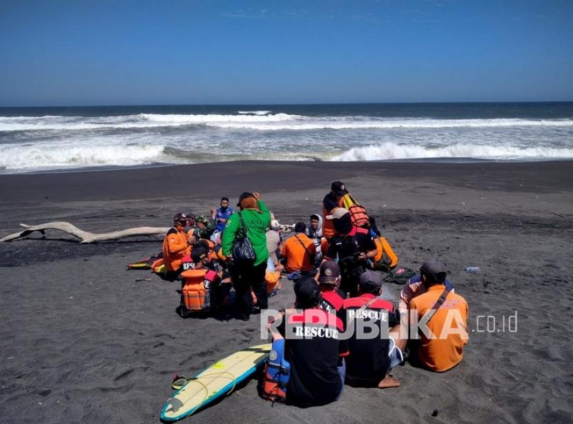 Pencarian korban tenggelam oleh Tim SAR gabungan di Pantai Goa Cemara, Bantul, Yogyakarta, Kamis (6/8).