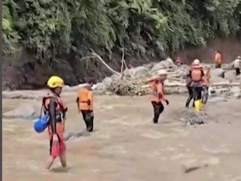 Pencarian korban yang masih hilang akibat banjir bandang dan tanah longsor di provinsi Sumatra Barat. Pusat Studi Bencana Unand menduga penumpang pohon tumbang penyebab banjir bandang.