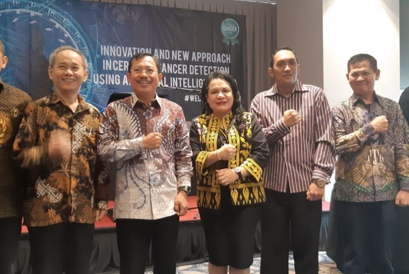 Pencegahan kanker harus diutamakan, daripada pengobatan. Foto Menkes Terawan Agus Putranto bersama para Pembicara Seminar Nasional Penaggulangan Kanker.