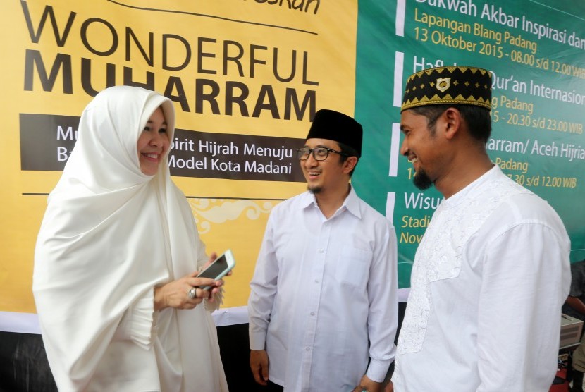 Penceramah Ustaz Yusuf Mansur (tengah) berbincang dengan Walikota Banda Aceh Illiza Sa'aduddin Djamal (kiri)  usai memberikan tausiah dan motivasi pada peringatan Tahun Baru Islam di Banda Aceh, Selasa (13/10).  (Antara/Irwansyah Putra)