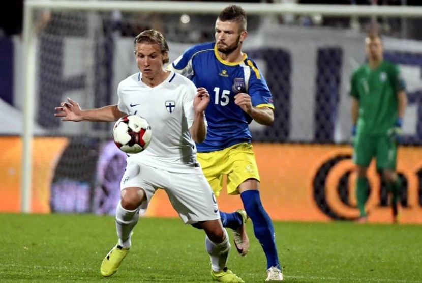 Pencetak gol Kosovo ke gawang Finlandia, Valon Berisha (kanan)