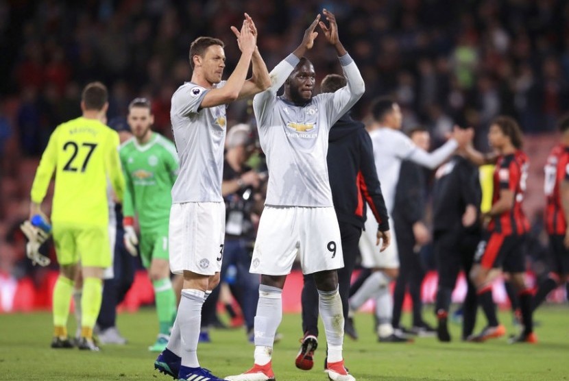Pencetak gol Manchester United ke gawang Bournemouth Romelu Lukaku (kanan) memberikan penghormatan kepada pendukung timnya seusai memetik kemenangan 2-0.