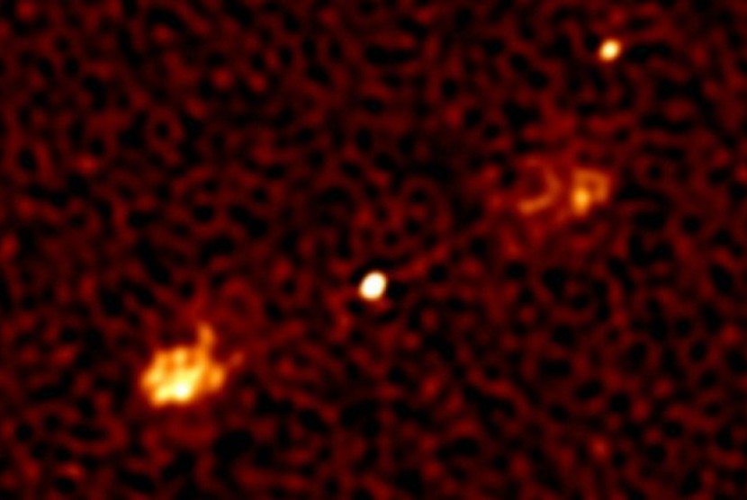 Pencitraan lubang hitam yang ditangkap dari teleskop radio MeerKAT.
