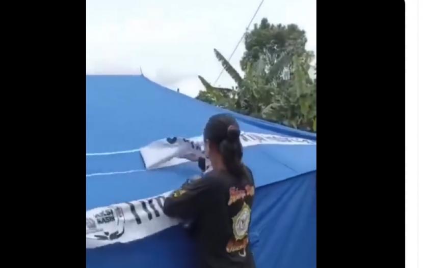 Pencopotan label bantuan untuk gempa Cianjur dari Tim Aksi Kasih Gereja Reformed Injil Indonesia.