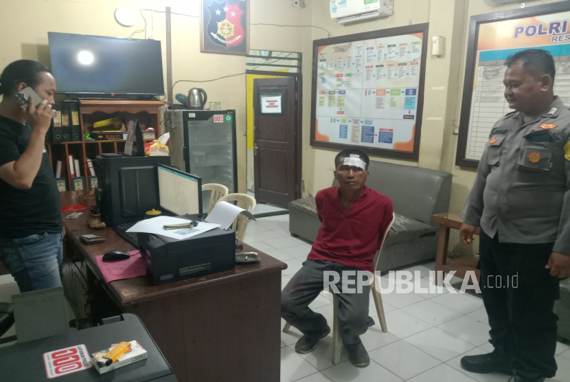 Pencuri tabung gas di warung pecel lele yang sempat diamuk massa diamankan petugas Polsek Lohbener Polres Indramayu, Jumat (14/2/2025). 