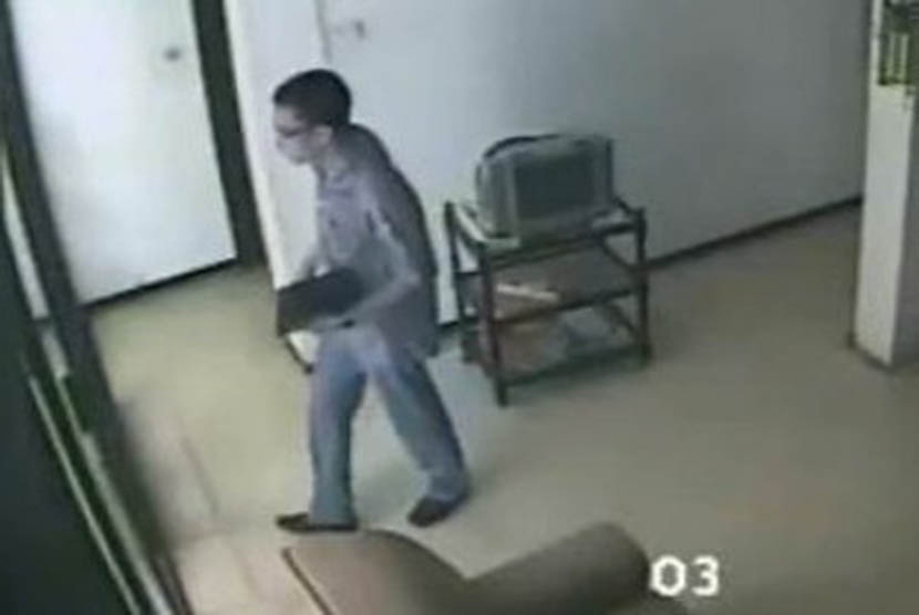 Pencuri yang aksinya direkam kamera CCTV (ilustrasi).