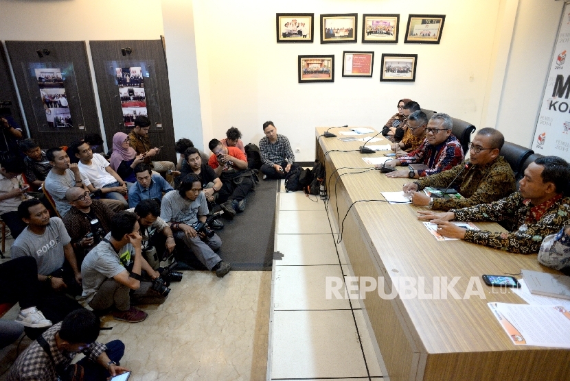 Pendaftaran Parpol Peserta Pemilu. Ketua KPU Arief Budiman (ketiga kanan) memberikan paparan saat konferensi pers di Media Center KPU, Jakarta, Senin (2/10).