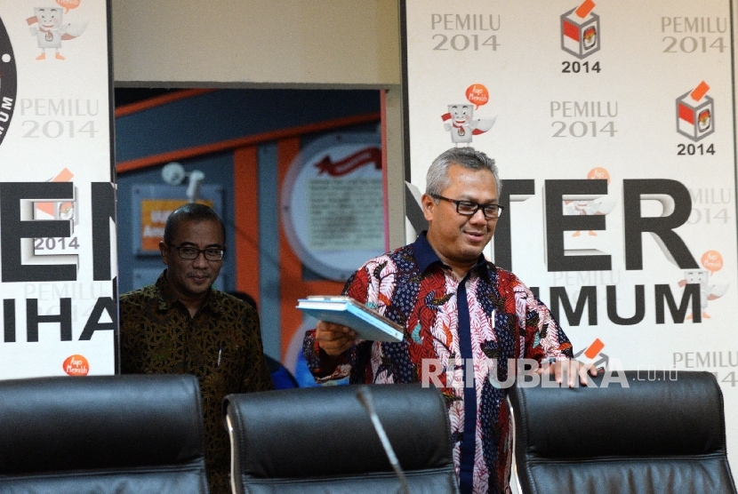 Pendaftaran Parpol Peserta Pemilu. Ketua KPU Arief Budiman memasuki ruangan konferensi pers di Media Center KPU, Jakarta, Senin (2/10)