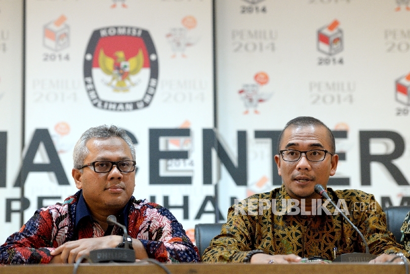 Pendaftaran Parpol Peserta Pemilu. Ketua KPU Arief Budiman (tengah) bersama Anggota KPU Wahyu Setiawan (kiri) dan Hasyim Asyari saat konferensi pers di Media Center KPU, Jakarta, Senin (2/10).